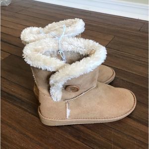 Womens NWT US&Sports boots in faux lambs wool and size 7